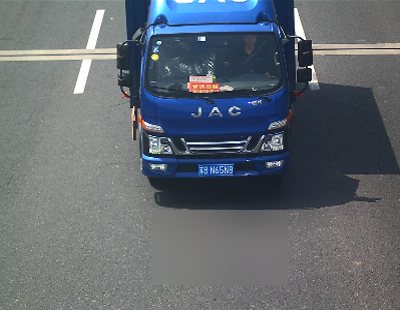 路面抓拍到的通行货车